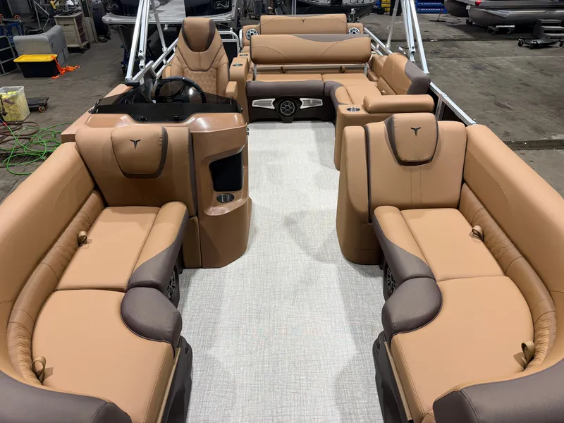 Slide: The Image of Tahoe LTZ VRL 2385 Swingback & 4-Stroke 2026 - 7