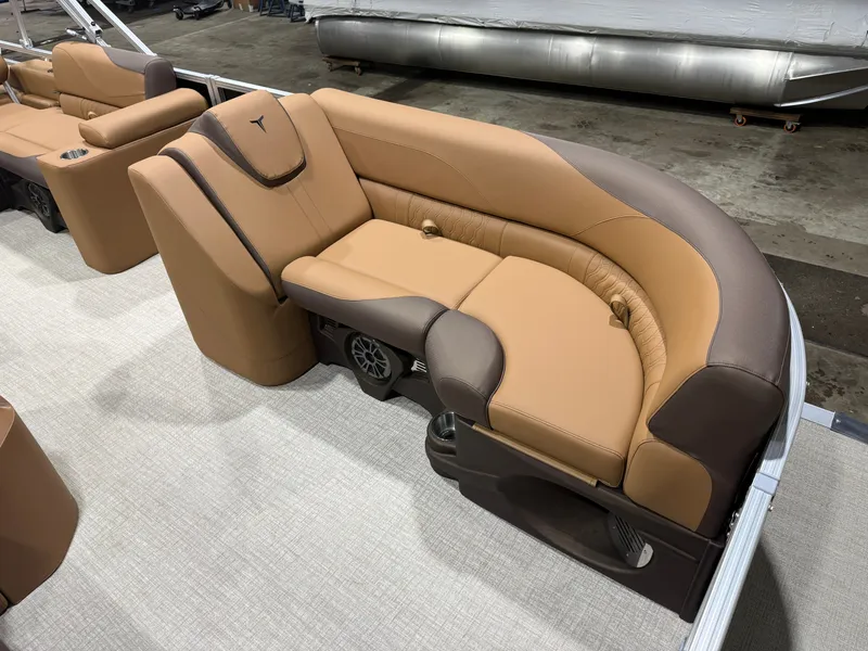 Slide: The Image of Tahoe LTZ VRL 2385 Swingback & 4-Stroke 2026 - 9