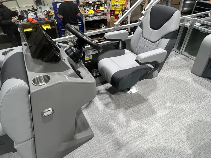 Slide: The Image of Tahoe Sport VRB 2180 Swingback & 4-Stroke $31995 2026 - 9