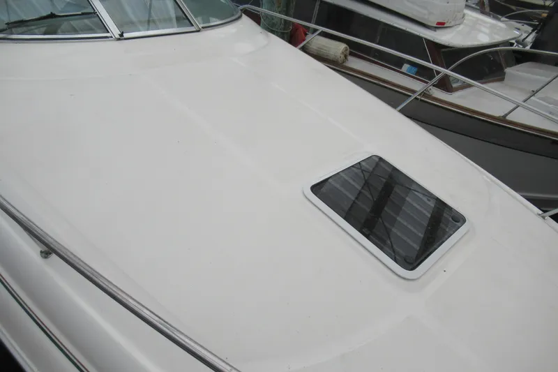 Slide: The Image of 2001 Searay 280 Sundancer boat deck with hatch, docked alongside other vessels. - 10