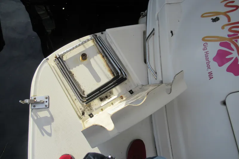 Slide: The Image of 2001 Searay 280 Sundancer boat deck with ladder, Gig Harbor, WA. - 43