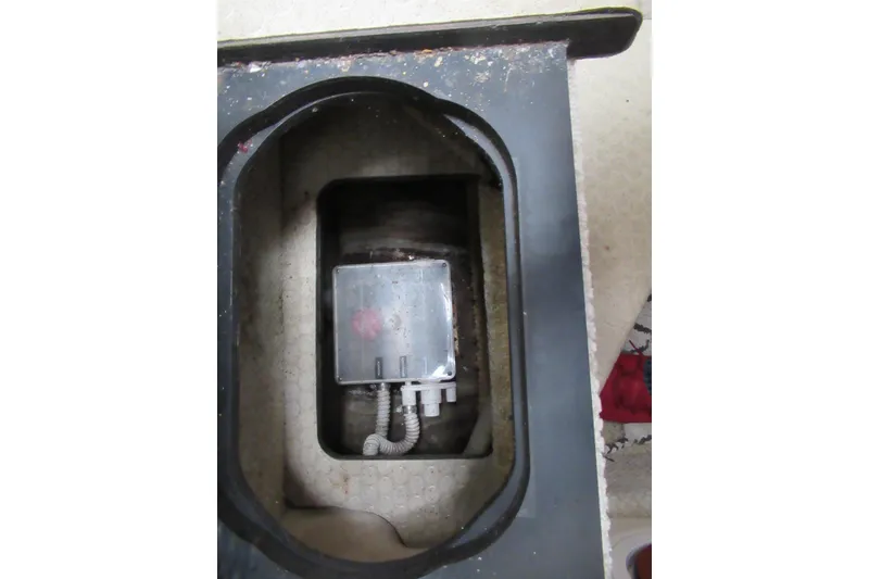 Slide: The Image of Electrical component inside a 2001 Searay 280 Sundancer boat compartment. - 67