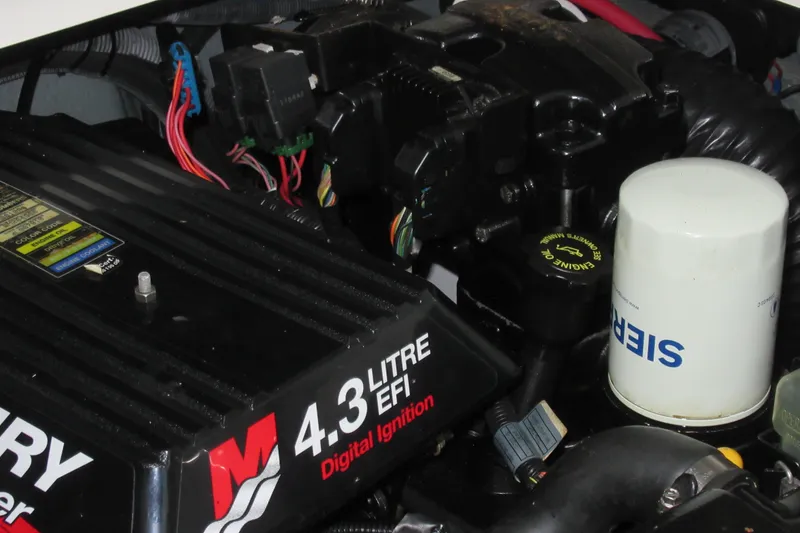 Slide: The Image of Engine of 2001 Searay 280 Sundancer with 4.3L EFI digital ignition system. - 76