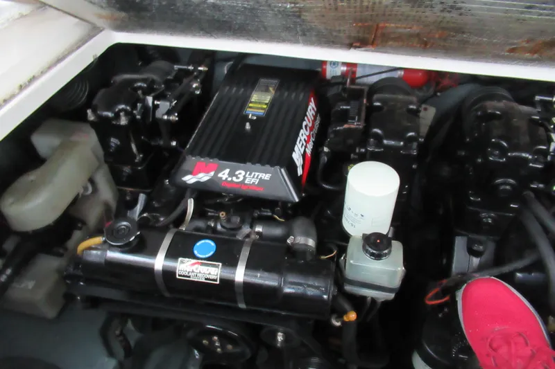Slide: The Image of Engine compartment of a 2001 Searay 280 Sundancer with Mercury 4.3L EFI engine. - 80