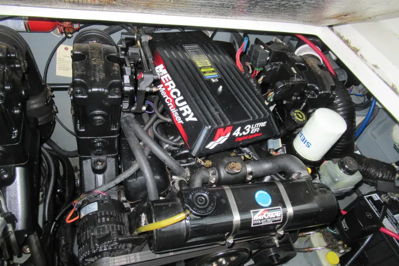 Slide: The Image of Engine compartment of a 2001 Searay 280 Sundancer with Mercury MerCruiser 4.3L EFI engine. - 83