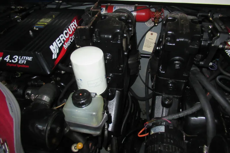 Slide: The Image of Engine compartment of 2001 Searay 280 Sundancer with Mercury 4.3L EFI engine. - 84