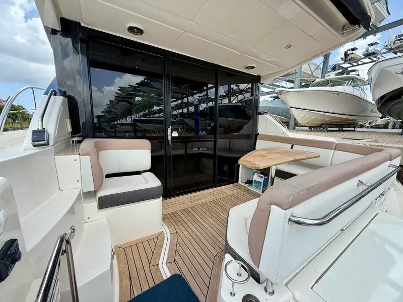 Slide: The Image of Sea Ray 400 SUNDANCER 2018 - 17