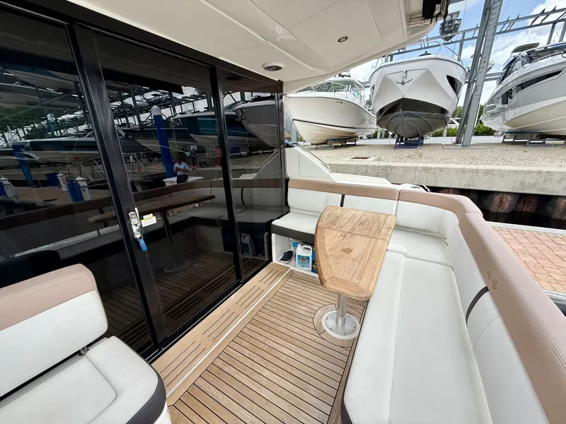 Slide: The Image of Sea Ray 400 SUNDANCER 2018 - 18