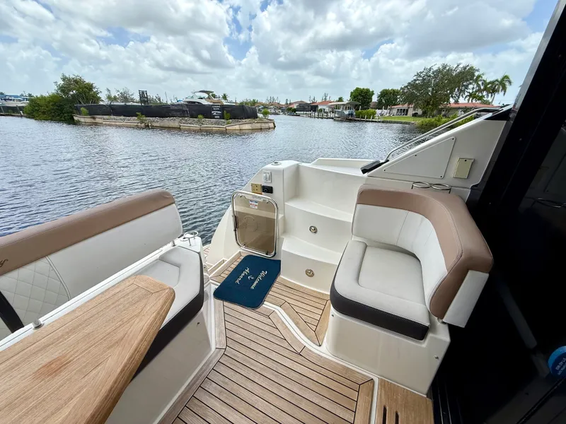 Slide: The Image of Sea Ray 400 SUNDANCER 2018 - 19