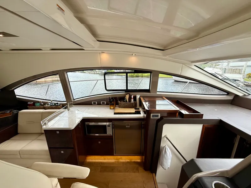 Slide: The Image of Sea Ray 400 SUNDANCER 2018 - 29