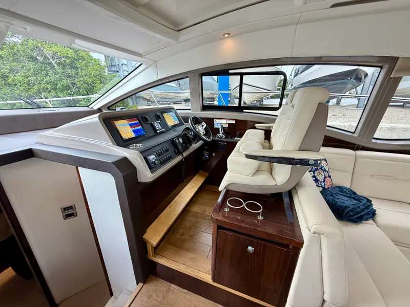 Slide: The Image of Sea Ray 400 SUNDANCER 2018 - 31