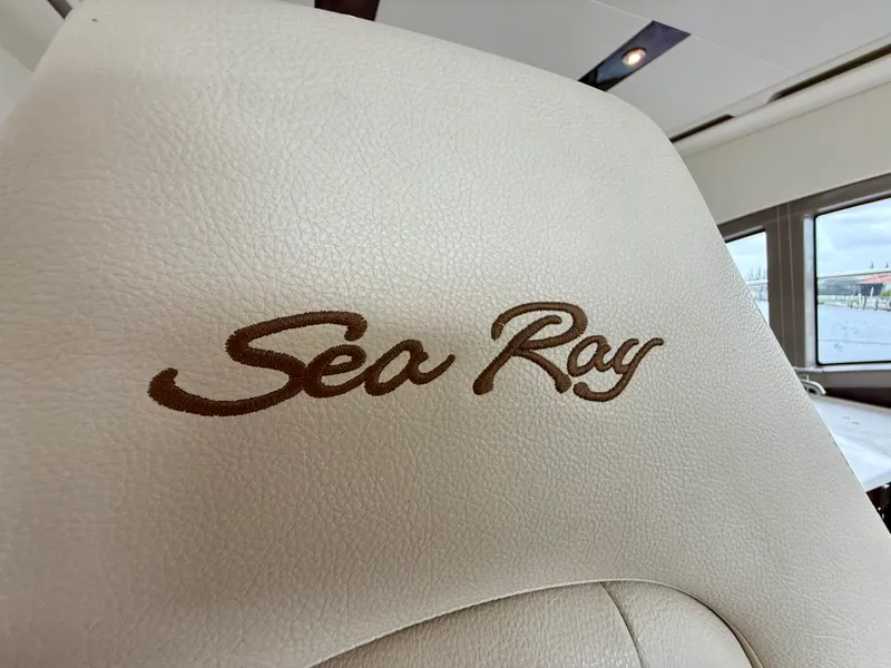 Slide: The Image of Sea Ray 400 SUNDANCER 2018 - 36