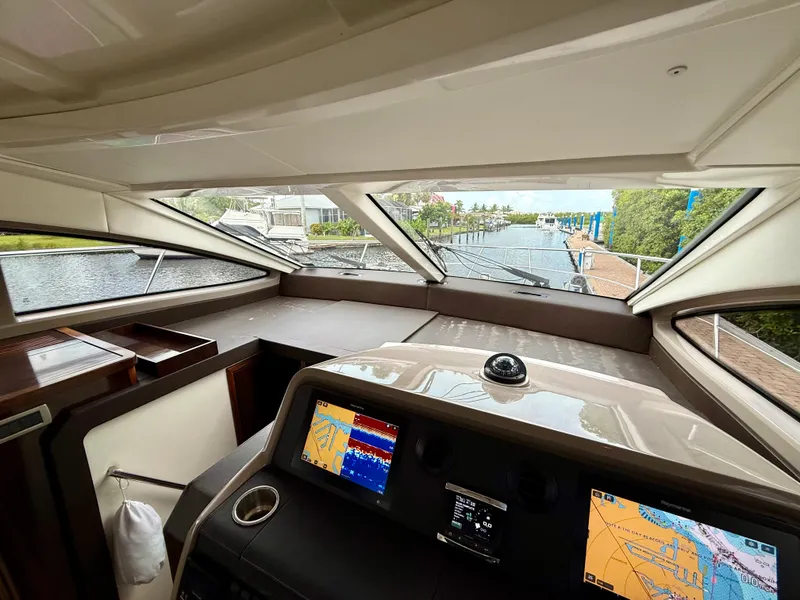 Slide: The Image of Sea Ray 400 SUNDANCER 2018 - 37