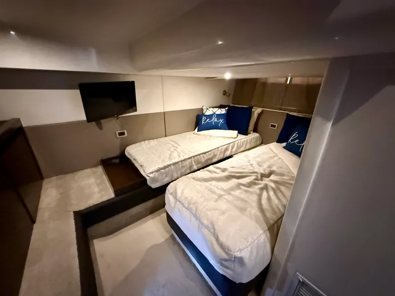 Slide: The Image of Sea Ray 400 SUNDANCER 2018 - 38