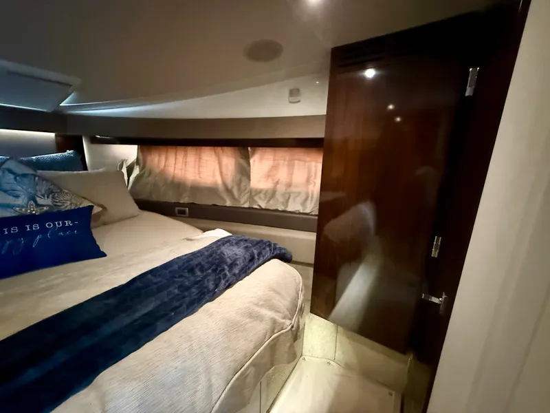 Slide: The Image of Sea Ray 400 SUNDANCER 2018 - 43