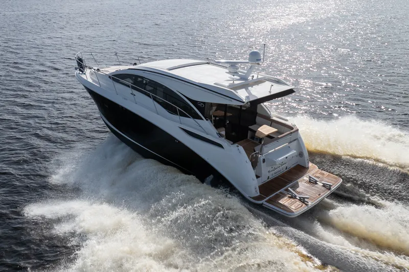 Slide: The Image of Sea Ray 400 SUNDANCER 2018 - 6