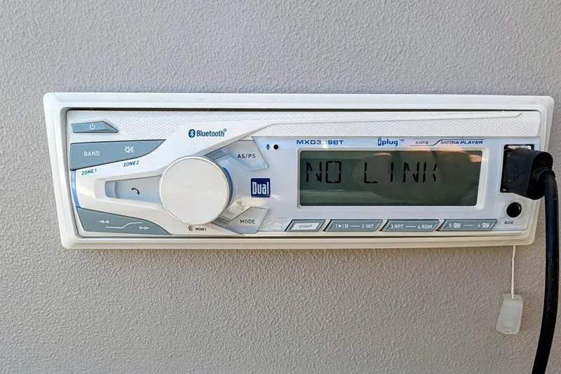 Slide: The Image of Bluetooth media player in 1994 Cruisers Yachts 3850 Aft Cabin displaying "No Link". - 7