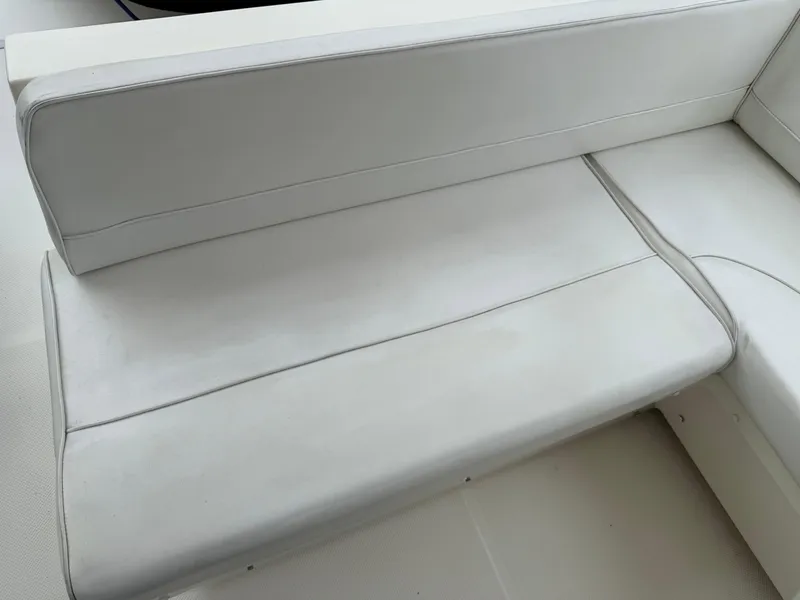 Slide: The Image of White seating on 2003 Meridian 490 Pilothouse boat. - 44