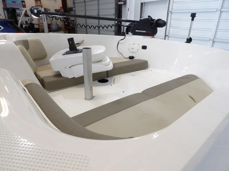 Slide: The Image of Bayliner Element 16 2017 - 15