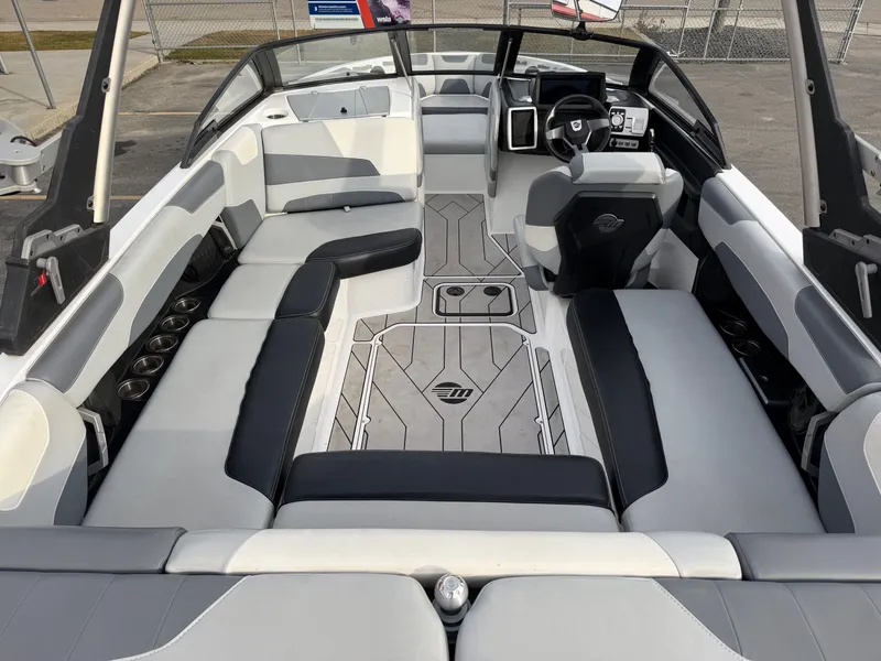 Slide: The Image of Malibu Wakesetter 22 LSV 2022 - 17