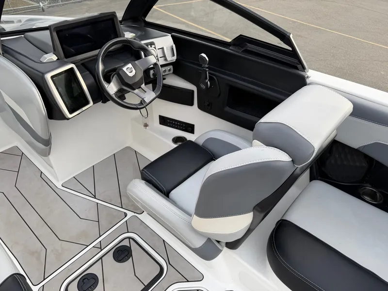 Slide: The Image of Malibu Wakesetter 22 LSV 2022 - 25