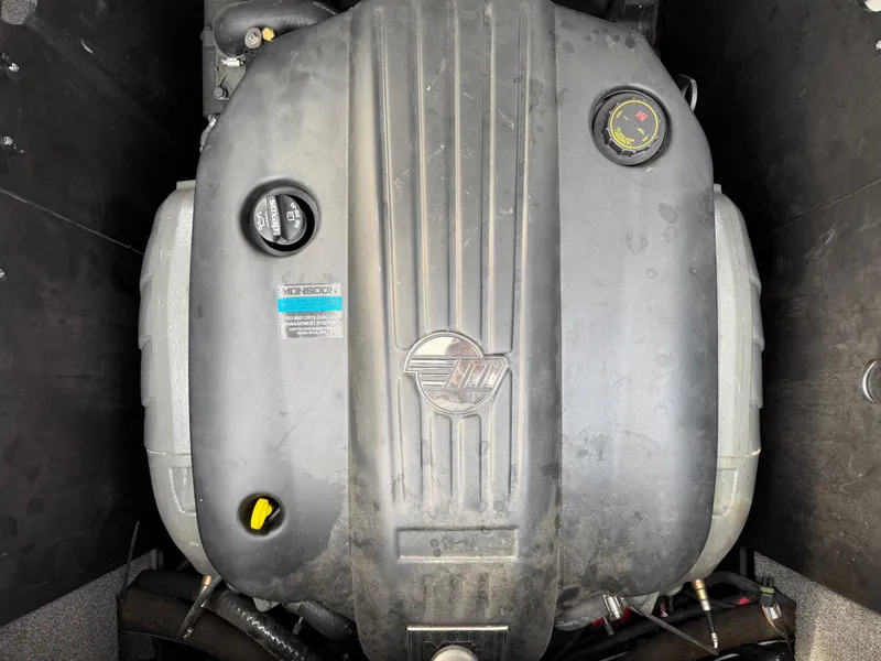 Slide: The Image of Malibu Wakesetter 22 LSV 2022 - 34