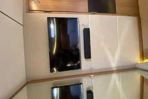 Slide: The Image of Sea Ray L590 2017 - 10