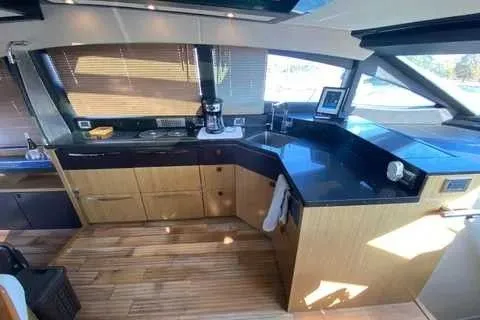 Slide: The Image of Sea Ray L590 2017 - 15