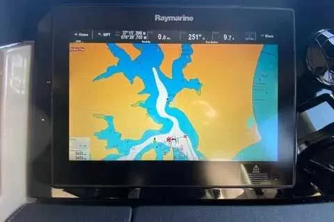 Slide: The Image of Sea Ray L590 2017 - 9