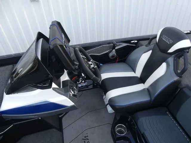 Slide: The Image of Skeeter FXR21 Select 2022 - 10