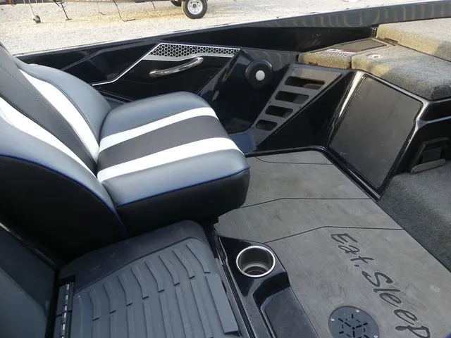 Slide: The Image of Skeeter FXR21 Select 2022 - 13