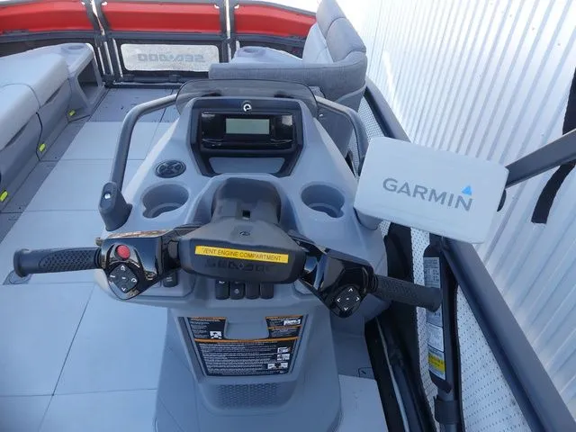 Slide: The Image of Sea-Doo Switch® Cruise 18-170 hp 2023 - 10