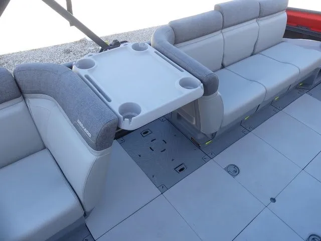 Slide: The Image of Sea-Doo Switch® Cruise 18-170 hp 2023 - 11