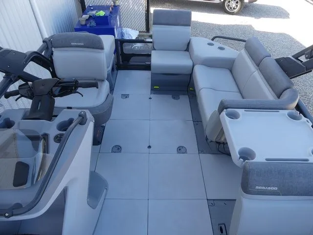 Slide: The Image of Sea-Doo Switch® Cruise 18-170 hp 2023 - 14