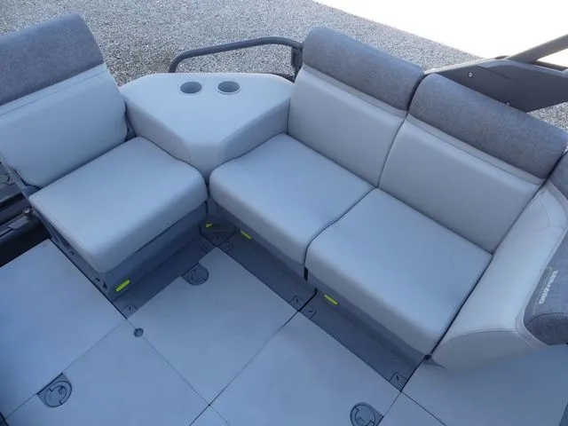 Slide: The Image of Sea-Doo Switch® Cruise 18-170 hp 2023 - 15