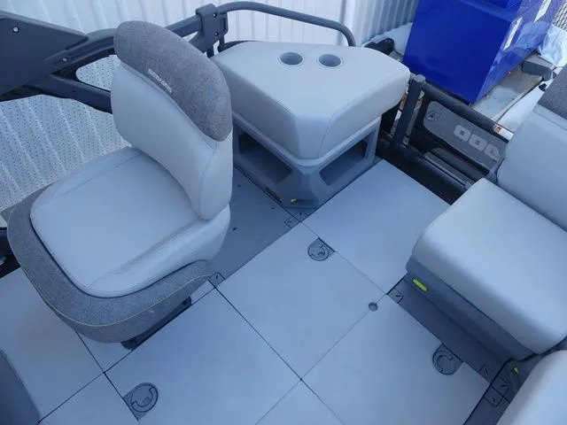 Slide: The Image of Sea-Doo Switch® Cruise 18-170 hp 2023 - 16