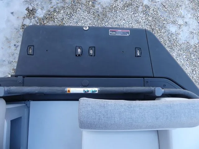 Slide: The Image of Sea-Doo Switch® Cruise 18-170 hp 2023 - 17