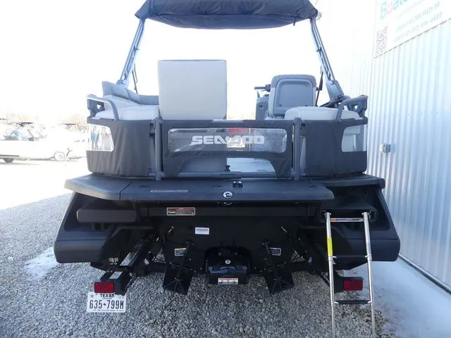 Slide: The Image of Sea-Doo Switch® Cruise 18-170 hp 2023 - 4