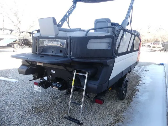 Slide: The Image of Sea-Doo Switch® Cruise 18-170 hp 2023 - 6