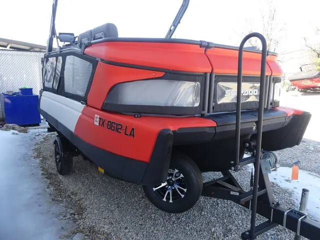 Slide: The Image of Sea-Doo Switch® Cruise 18-170 hp 2023 - 7