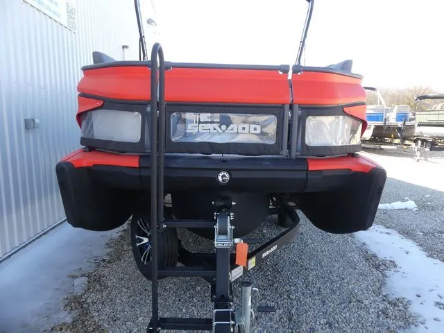 Slide: The Image of Sea-Doo Switch® Cruise 18-170 hp 2023 - 8