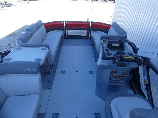 Slide: The Image of Sea-Doo Switch® Cruise 18-170 hp 2023 - 9