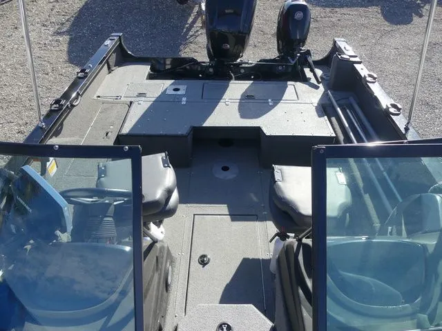 Slide: The Image of Lowe Fishing Machine 1710 Pro Series 2017 - 16