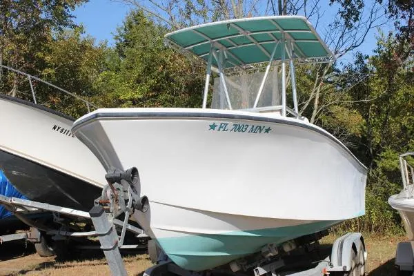 Slide: The Image of Regulator Marine 21 Center Console 2002 - 1