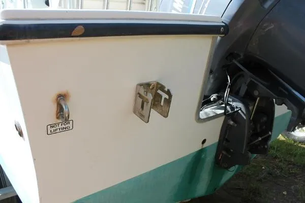 Slide: The Image of Regulator Marine 21 Center Console 2002 - 3