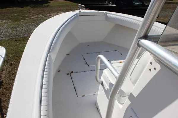 Slide: The Image of Regulator Marine 21 Center Console 2002 - 5