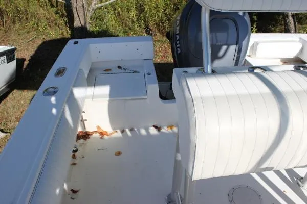 Slide: The Image of Regulator Marine 21 Center Console 2002 - 9