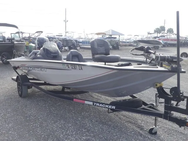 Slide: The Image of Tracker Pro Team™ 195 TXW 2019 - 3