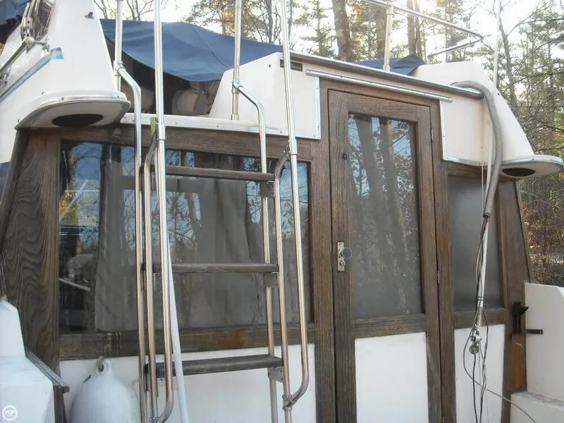 Slide: The Image of Bayliner 2560 Convertible 1988 - 6
