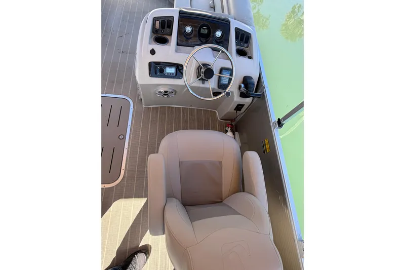 Slide: The Image of Captain's seat and helm of 2018 Bennington 24 SSRX pontoon boat. - 13